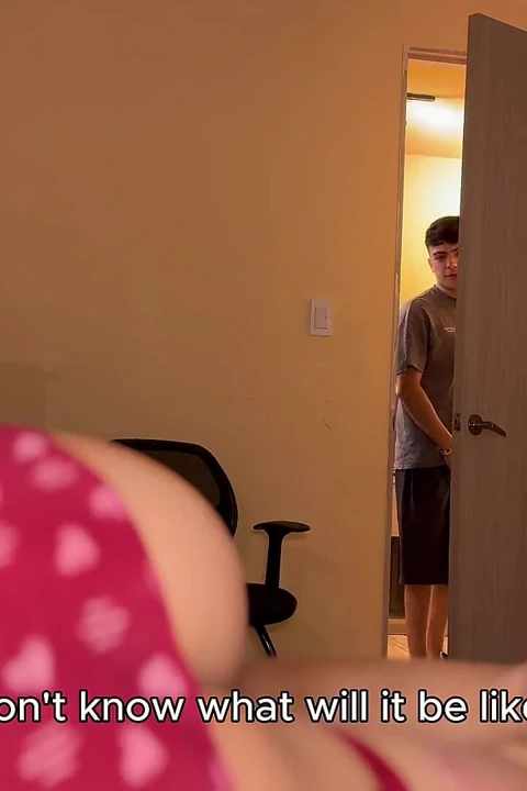 Seksi iç çamaşırlı odamda bir yabancı... Sonunda seks yaptık ve ben onun içine girdim