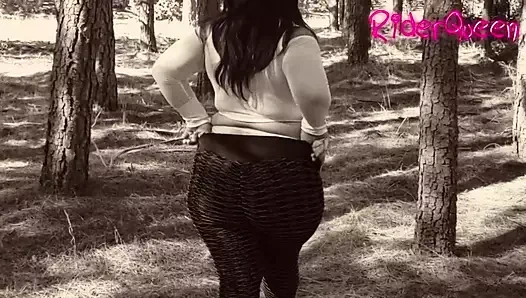 Üvey anne iri güzel kadın açık havada büyük götünü gösteriyor