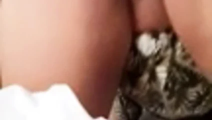 Pinay hizmetçi kendisi ile oynuyor