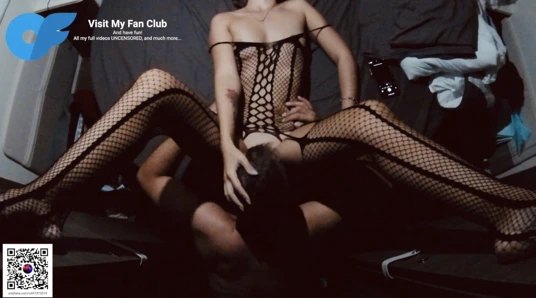 Üvey erkek kardeşim kamp alanında amımı yalıyor ve beni sert sikiyor, ebeveynler restorandayken