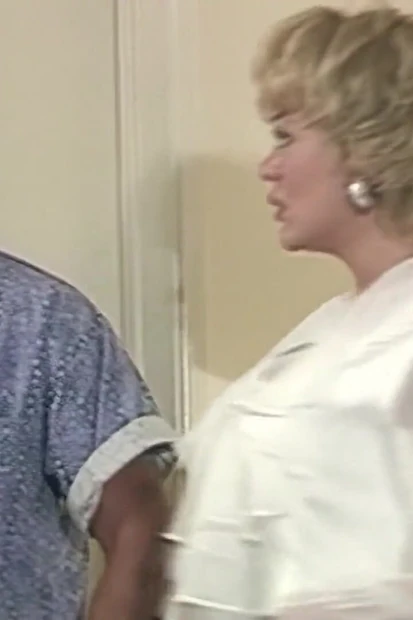 Милфа расслабляется с бикини, пока охранник наблюдает