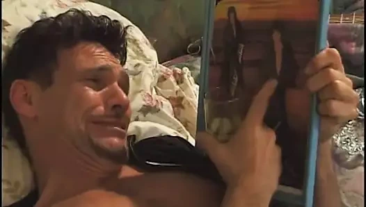 Dik abanoz amigo kız sikikleri içici üzerinde yatak