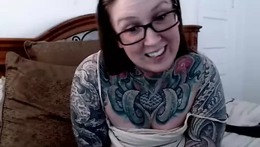 Büyük doğal göğüslü kalın, dövmeli, busty hatun