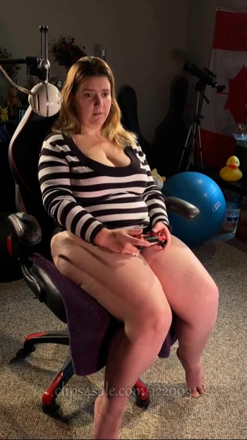 Эпический момент из "Сидение на вибраторе и не до оргазмов во время игры - вибрирует трусики - два клиторальных оргазма -"