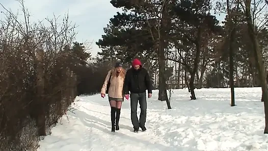 Çılgın Derleme: Asyalı Kız Öğrenci Emiyor, Ormanda Sikişiyor Ve Kar Amcık Yalıyor!