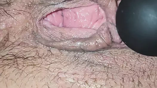 Bakış açısı seksi evli kadın fışkırtıyor ve amını dölle kapatıyor