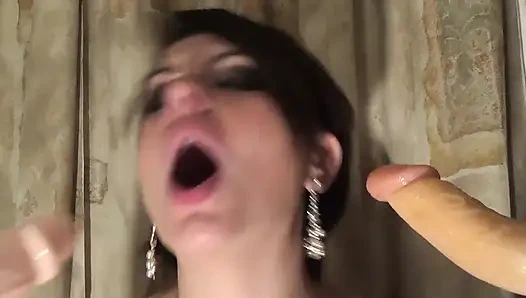 Edepsiz fahişe sana ve arkadaşına ağzını sikip içine boşalması için yalvarıyor