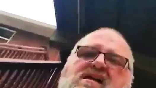 Doğanın tadını çıkaran Deanbear
