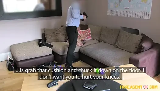 Fake Agent uk - minyon zenci alyssa John Petty'i mastürbasyon, sakso ve sert domaltmalı ofis seksiyle etkilemeye çalışıyor