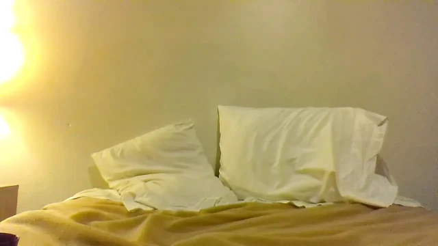 O ayak bileklerini tut, genişçe aç, amcık dudaklarını parçala...