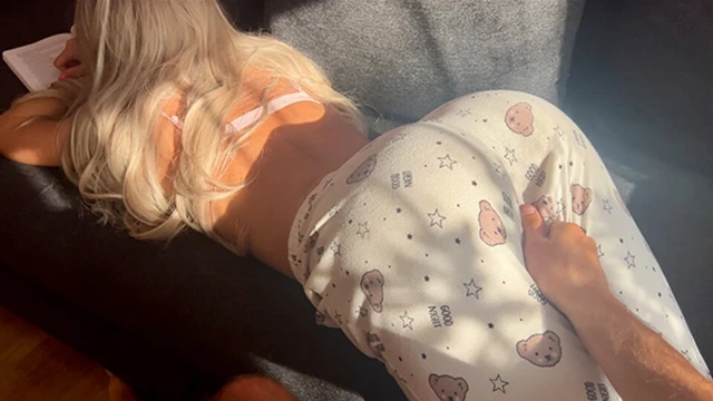 Üvey kız kardeş, okumayı bırak ve gel em ve büyük yarağıma bin lütfen bakış açısı