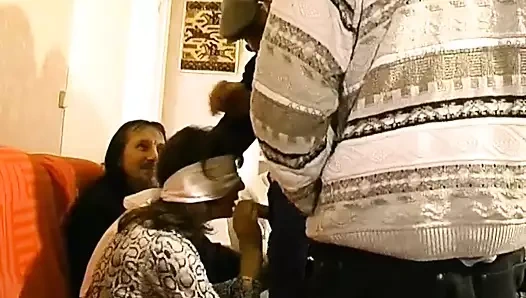 Ateşli Fransız bayan bir grup sert yarakla grup seks yapıyor