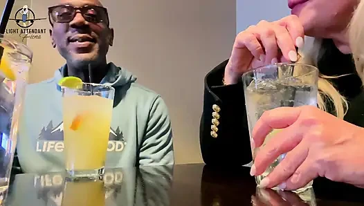 Biraz büyük zenci şeker alıyor