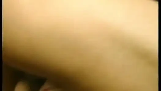 Sarışın genç kız götü sikilmeden önce büyük yarak emiyor