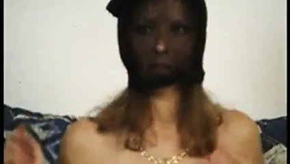 File maske ve kırmızı çoraplar