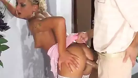 Sıkı bodyed minyon milf var eğlence