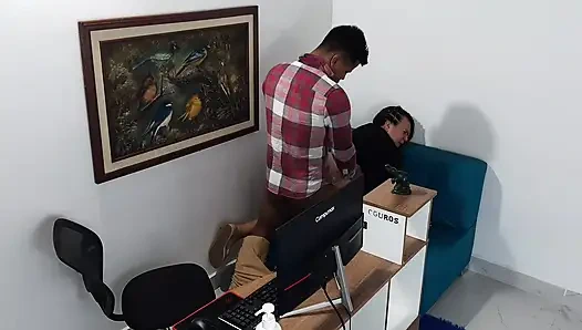 Sekreter ve patron ofislerinde ağda yapıyor