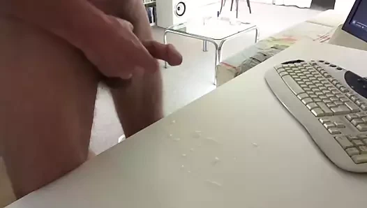 İki erkek bir kadın videoda mastürbasyon yapıyor ve boşalıyorum