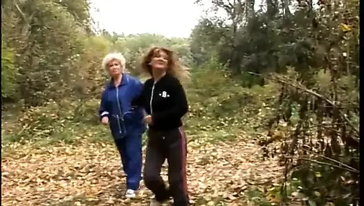 Sürtük görünüm nineler tarlada deney yapmayı seviyor