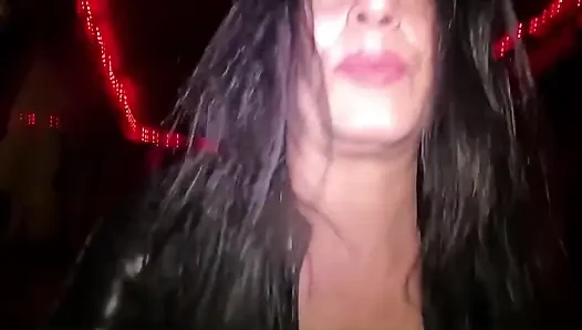 Göğüslerime itaat et vampir deri ve köpüklü pençelerle 31 talimatı veriyor