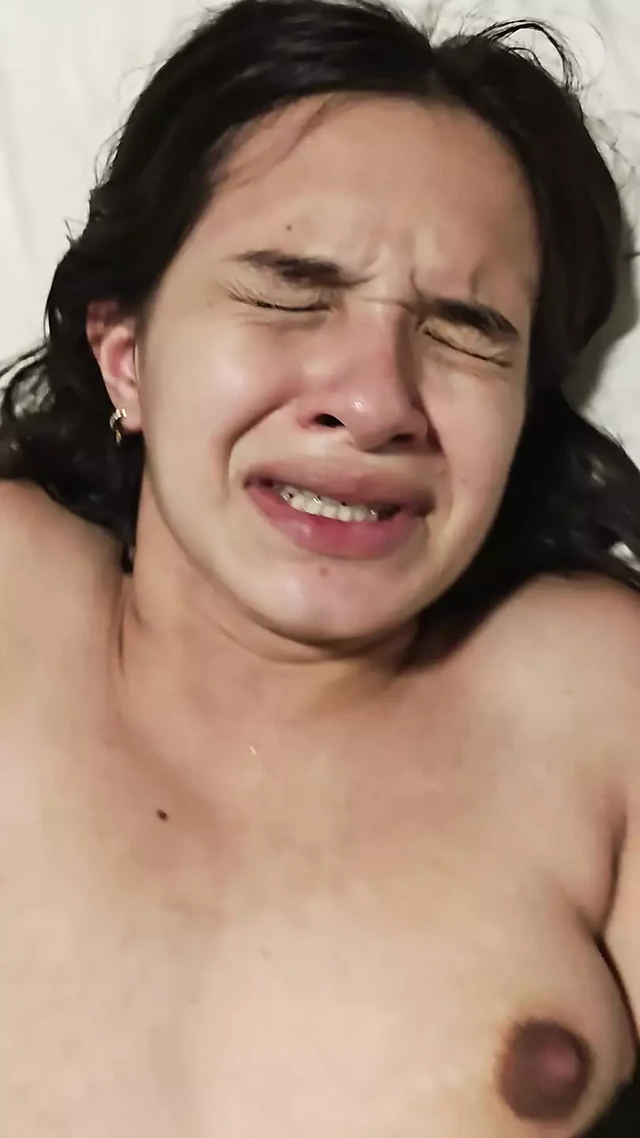 Молодая бразильская пара едет в мотель, чтобы записать домашнее секс-видео