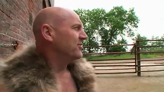 Bağlı Sarışın Yoğun BDSM Üçlü Sekse Boyun Eğiyor