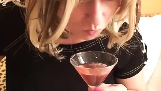 Fetishqueen Lucilla çok özel bir aperatif servis ettin