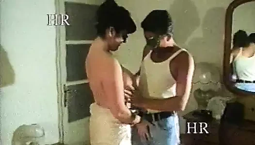 Aktris olmayan kadınlarla ev yapımı 90'ların porno videosu #1