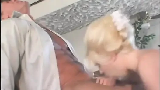 Orta yaşlı seksi sarışın güzel kadın anal seks yapıyor ve yüzüne ateşli bir şekilde boşalıyor