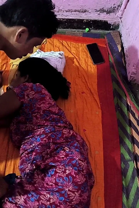 Azgın Üvey Kız Kardeş Yumuşak Amını Parmaklıyor Ve Sonra Yarağıma Oturuyor