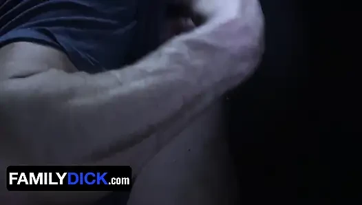 Masum genç twink sikiş deliğinden sakso çektikten sonra üvey babasının ateşli dölüyle kaplanıyor