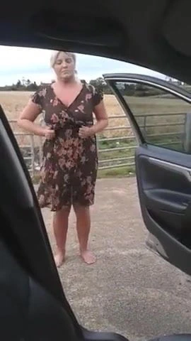 beyaz tombul MİLF değiştirme kıyafetleri üzerinde the yolda