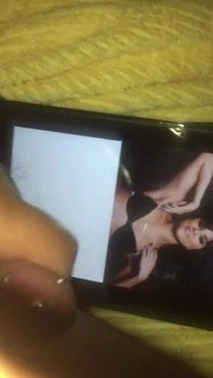 Ev hanımı gibi giyinirken selena gomez'i anmak
