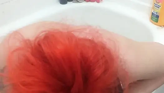 Azgın üvey kız oyuncakla tek başına mastürbasyon yapıyor