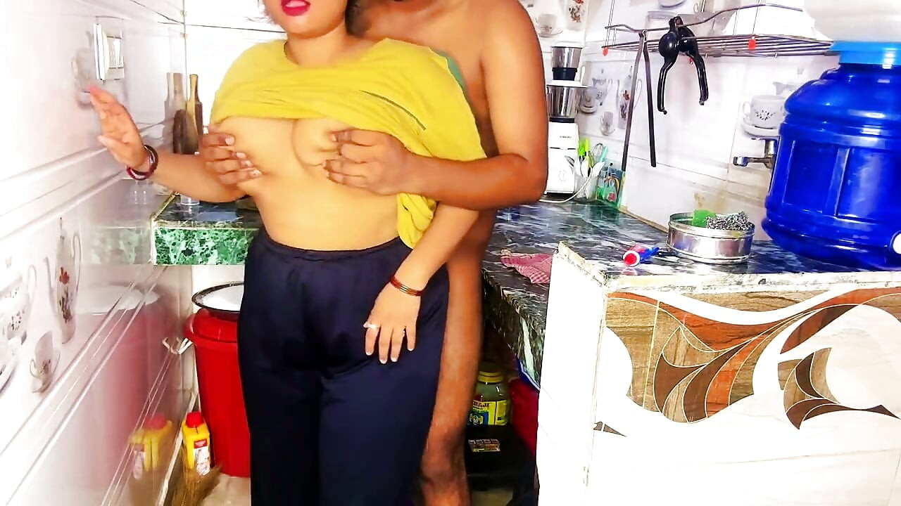 Suman'ın Dar Amı ve Götü Mutfakta Seksi Kocası Tarafından Sertçe Sikiliyor
