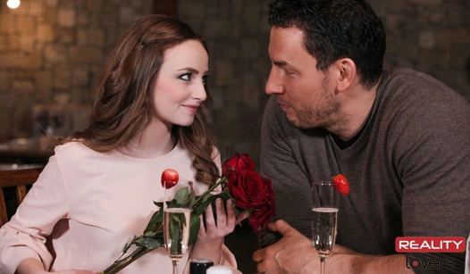 Bir erkek bir kızla tanışır