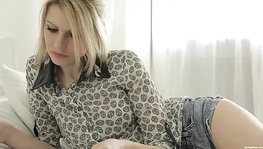Karina Grand büyük götlü kovboy kıza binmeden önce adamı emiyor!