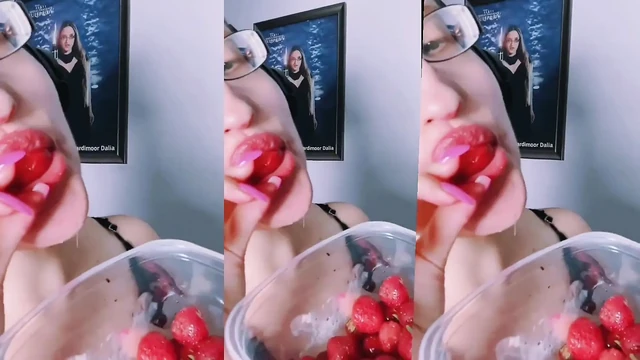 Asmr çilek yeme - asmr, göz gözlüğü, gianess, ruj, büyük dudaklar, mough, yemek, yüz fetişi, uzun tırnaklar