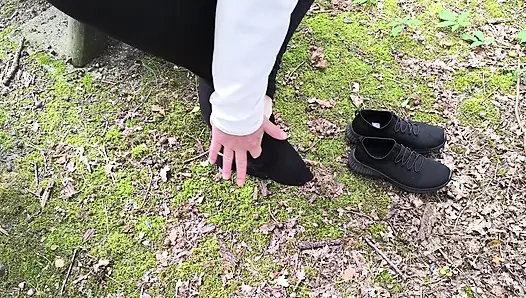 Barbekü alanında göt, memeler ve amcık kırbaçlama