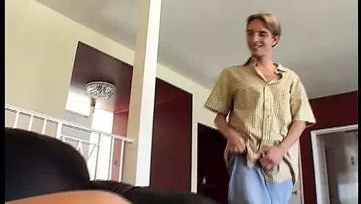 Sarışın genç kız tıraşlı amını siktiriyor ve büyük yaraklı bir adam tarafından dölle dolduruluyor