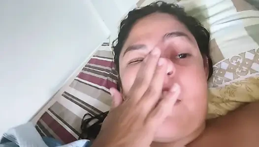 Kocasını prezervatifsiz sikmeden önce aldatan karısının amını açıyor