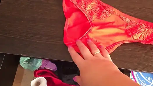 Amcığıma dokunuyorum, bayıldım!