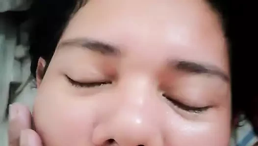 Sürtük kız arkadaşım lezzetli fışkırtan amatör itaatkar bir köle olarak taşaklarımı emmeyi, derin gırtlağımı ve sert anal seksi seviyor
