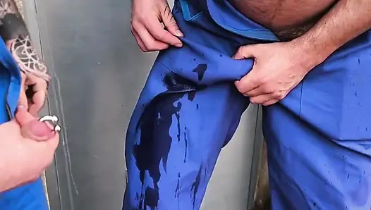 Kokmuş işçiler. Terli musky peynirli adam kokar sidik fetişi