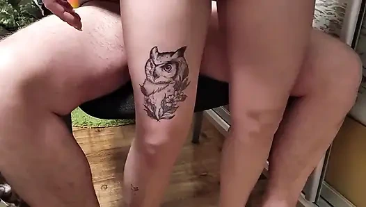 İşten sonra Emma amcığı azdıran ve güzel amının içine boşalınmış bir kovboy kız olmayı seviyor