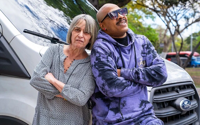 Minibüste büyük zenci yarağı tarafından genişletilen olgun göt