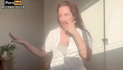 Orta yaşlı seksi kadın doktor sikini iyileştirmek için götüyle oynamana izin veriyor