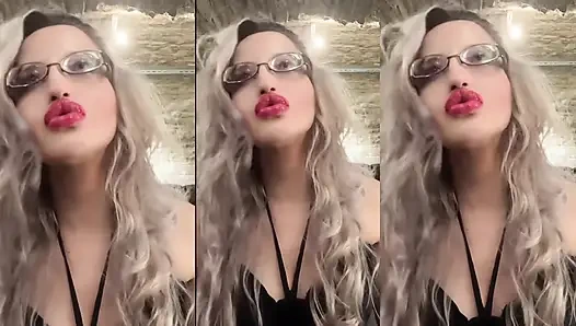 Kadın kılıklı uyanıyor