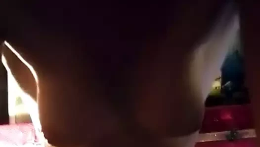 Annenin terli göğüsleri, hayatının en iyi sekslerinden bazılarında!