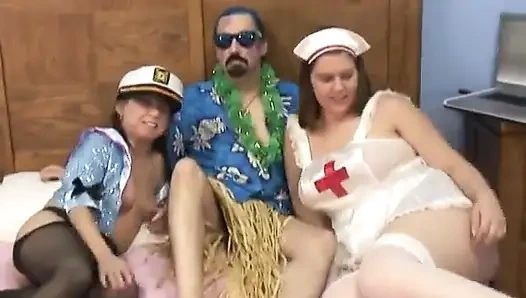 Cüce denizci piliç yarak emiyor ve sonra amını otel yatağında ucubeye yediriyor